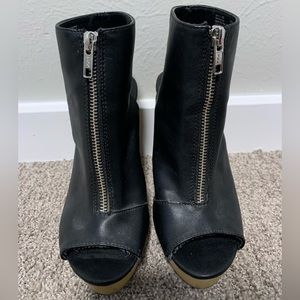 Simply Vera Vera Wang Wedges, size 6